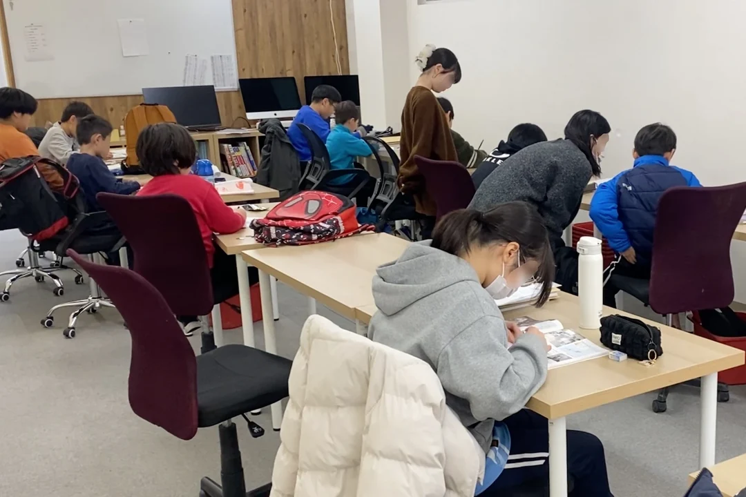 モアナビ協創学園で、それぞれの学習に取り組む子どもたち